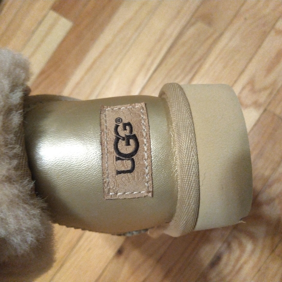 UGG - Picture 3 of 6